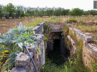 Quest�ultimo � inaugurato da un dromos: un corridoio a cielo aperto che, scendendo nel terreno, conduce a una serie di ambienti in passato probabilmente destinati a uso religioso